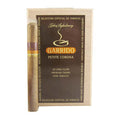 John Aylesbury Garrido Petite Corona Premium Zigarren in Holzkiste mit einer Zigarre daneben auf weißem Hintergrund.