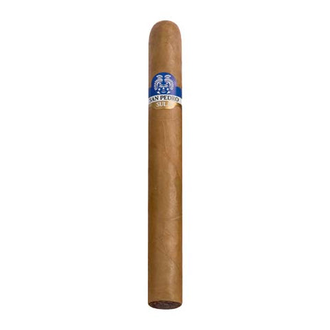 John Aylesbury San Pedro Sula Cetros Zigarre mit hellbraunem Deckblatt und blau-weißem Ring auf weißem Hintergrund