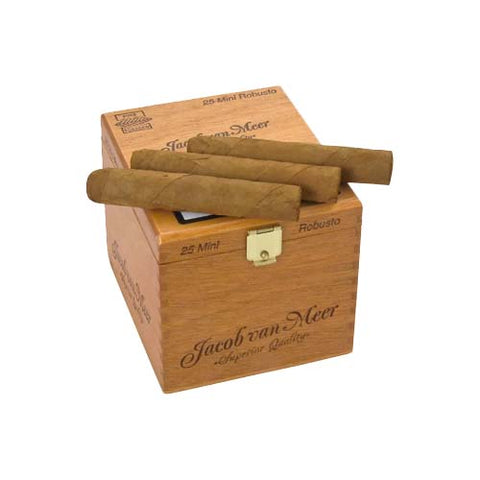 John Aylesbury Jacob van Meer Mini Robusto Zigarren auf offenem Holz-Kistchen liegend in natürlicher Umgebung