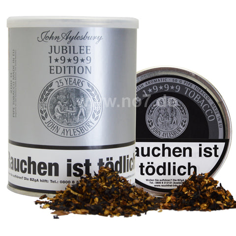 John Aylesbury Jubilee 1999 Tabakdose mit braunem Pfeifentabak und Sicherheitswarnung auf weißem Hintergrund