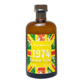 1974 Fine Gin - John Aylesbury 0,5l Flasche mit farbigem Vintage-Etikett und Holzverschluss auf weißem Hintergrund
