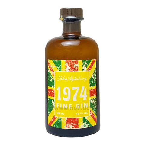 1974 Fine Gin - John Aylesbury 0,5l Flasche mit farbigem Vintage-Etikett und Holzverschluss auf weißem Hintergrund