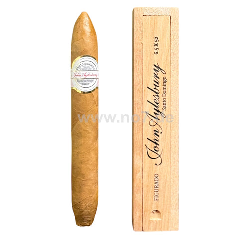 John Aylesbury Santo Domingo Figurado Zigarre mit Holzkiste liegend auf weißem Hintergrund elegant präsentiert